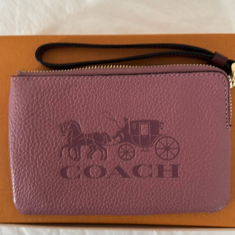 Coach Corner Zip Wristlet w/horse and carriage